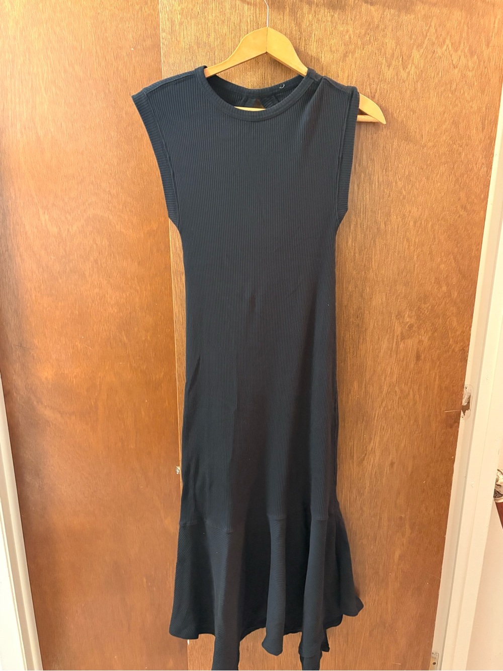 Sleeveless Black Ribbed Midi Dress with Flared Hem(npt)